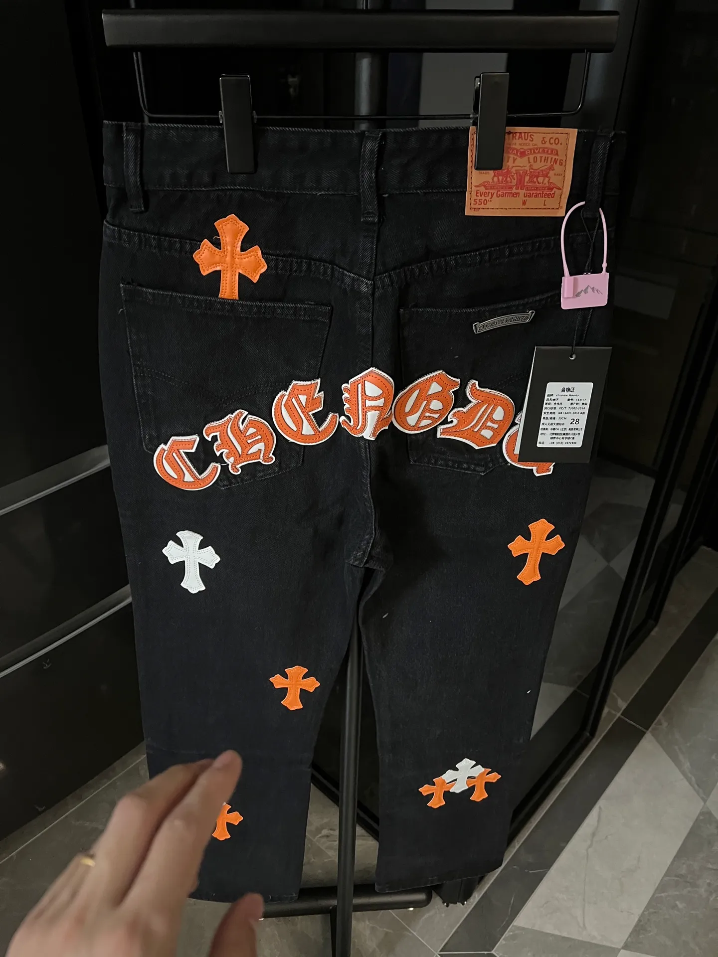 P260 [Next day] Chrome Hearts/Chrome Hearts CH Hong Kong City Limited Series Sanskrit Cross Patch Leather Jeans (Black) Black and Orange Color - Hong Kong Limited Fashion players, Chrome Hearts Hong Kong City Limited Jeans are now available!  The unique color scheme is like the intertwining of vitality and romance of Hong Kong. The three-dimensional letters between the hips seem to tell the story of the city. The customized hardware, the three-dimensional and thick cross stamens, and the hand-cut leather washers make the details full of luxury.  Handcrafted and made of environmentally friendly materials, comfort and quality coexist. Owning it is not only an outfit, but also a status symbol. Globally limited edition, don’t miss it.  Size: 28 30 32 34 (corresponding to s-xl) Detailed size can be found in Figure 9